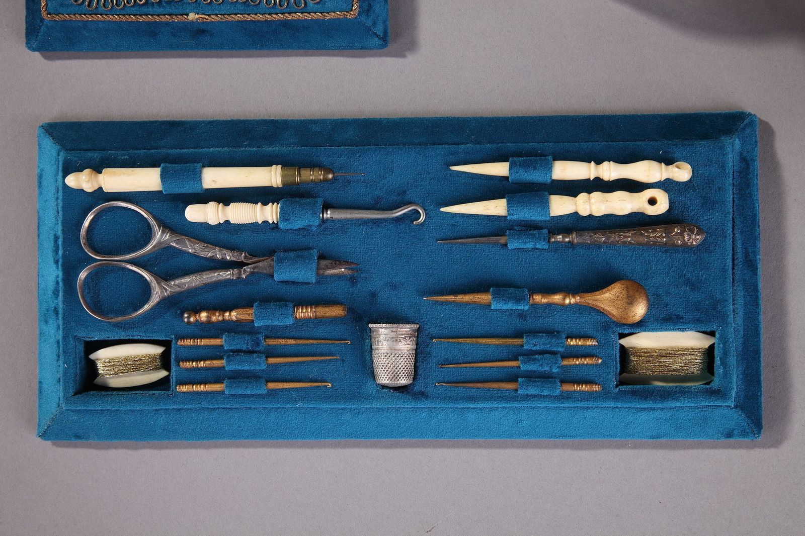 photo for sale Boîte à couture Napoléon III en bois de loupe