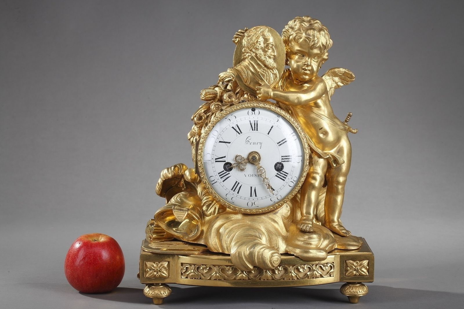Louis XVI-tafelklok ter ere van Henri IV door Henri Voisin photo furniture