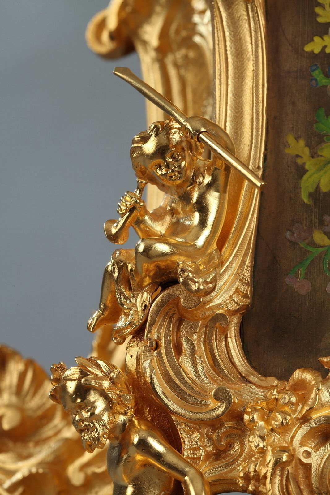 Pendule de cheminée rocaille en ormolu à décor floral, fin du XIXe siècle photo buy