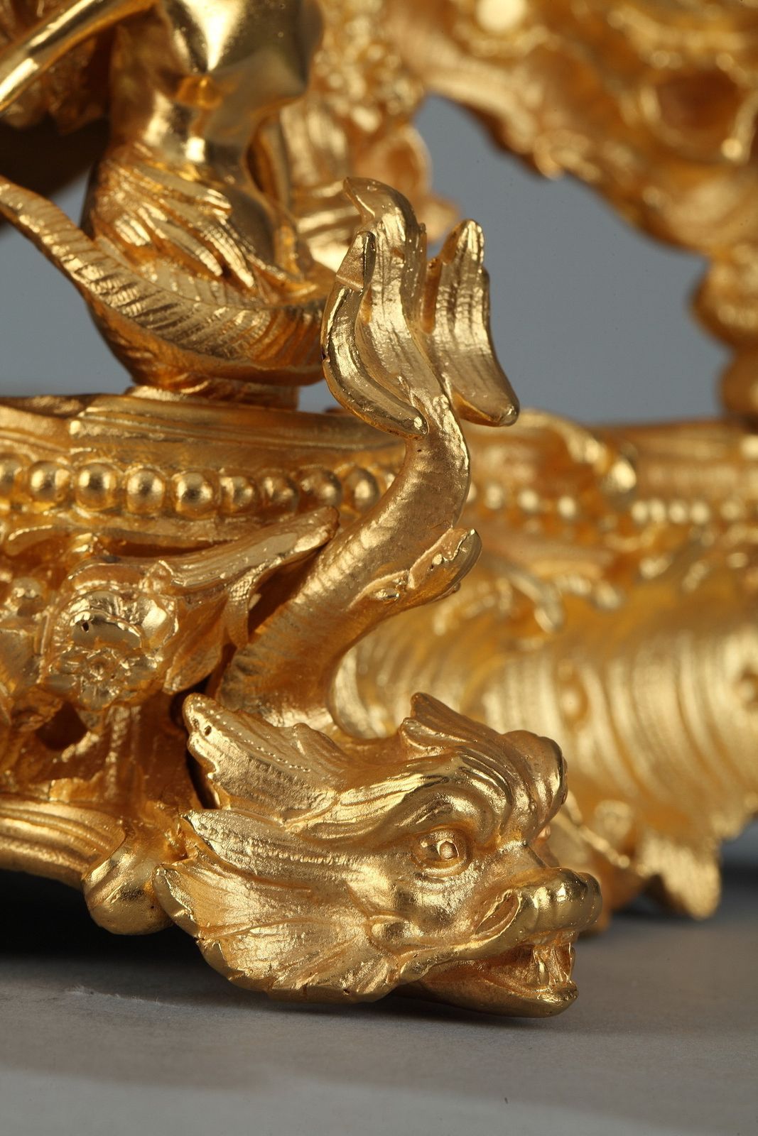 photo furniture Pendule de cheminée rocaille en ormolu à décor floral, fin du XIXe siècle