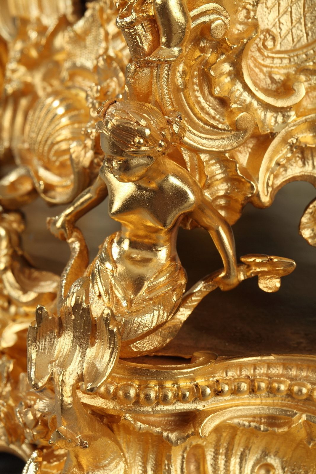 4161.0 Pendule de cheminée rocaille en ormolu à décor floral, fin du XIXe siècle photo