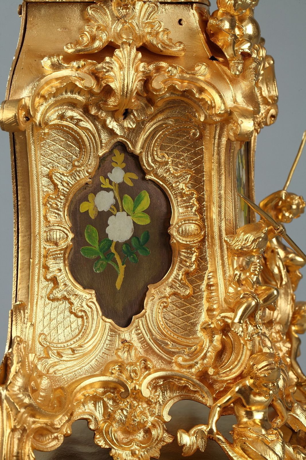 photo vinterior Pendule de cheminée rocaille en ormolu à décor floral, fin du XIXe siècle