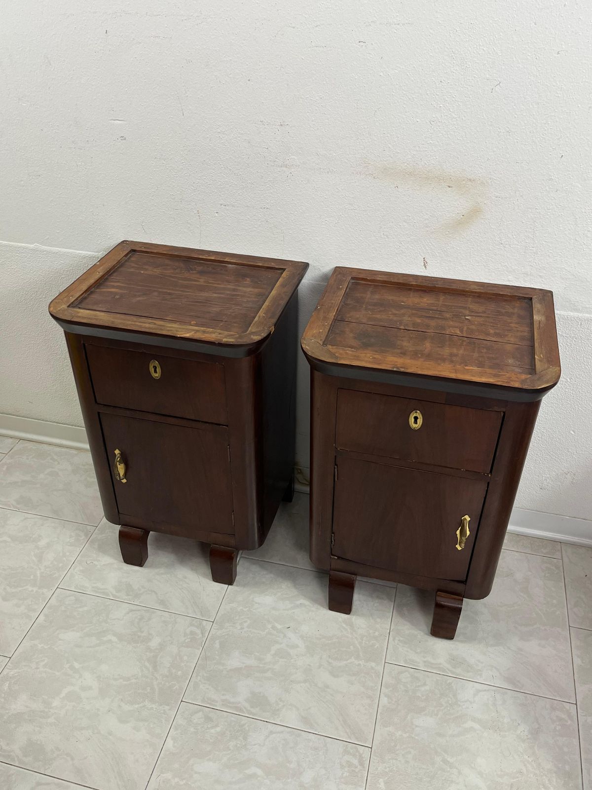 photo vintage Set Of 2 Little Mid Century Italian Gray Marble Top Nightstands, 1940s