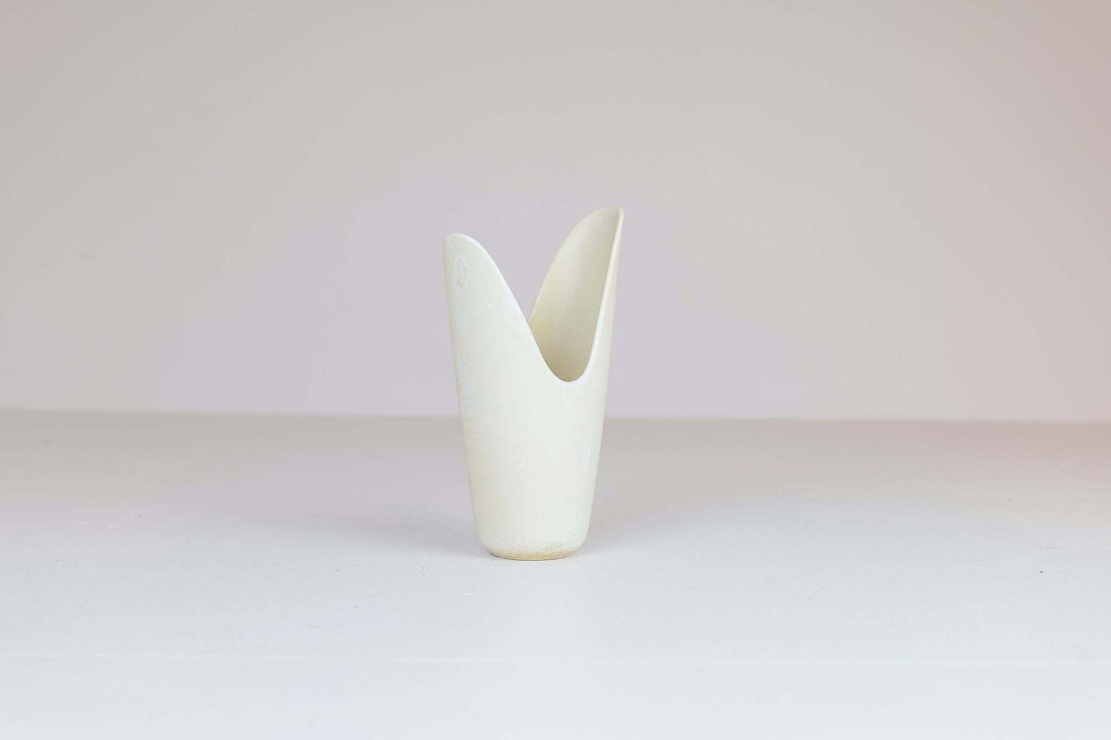 Midcentury Modern White "Pike Mouth" Vase Rörstrand By Gunnar Nylund, Sweden photo buy