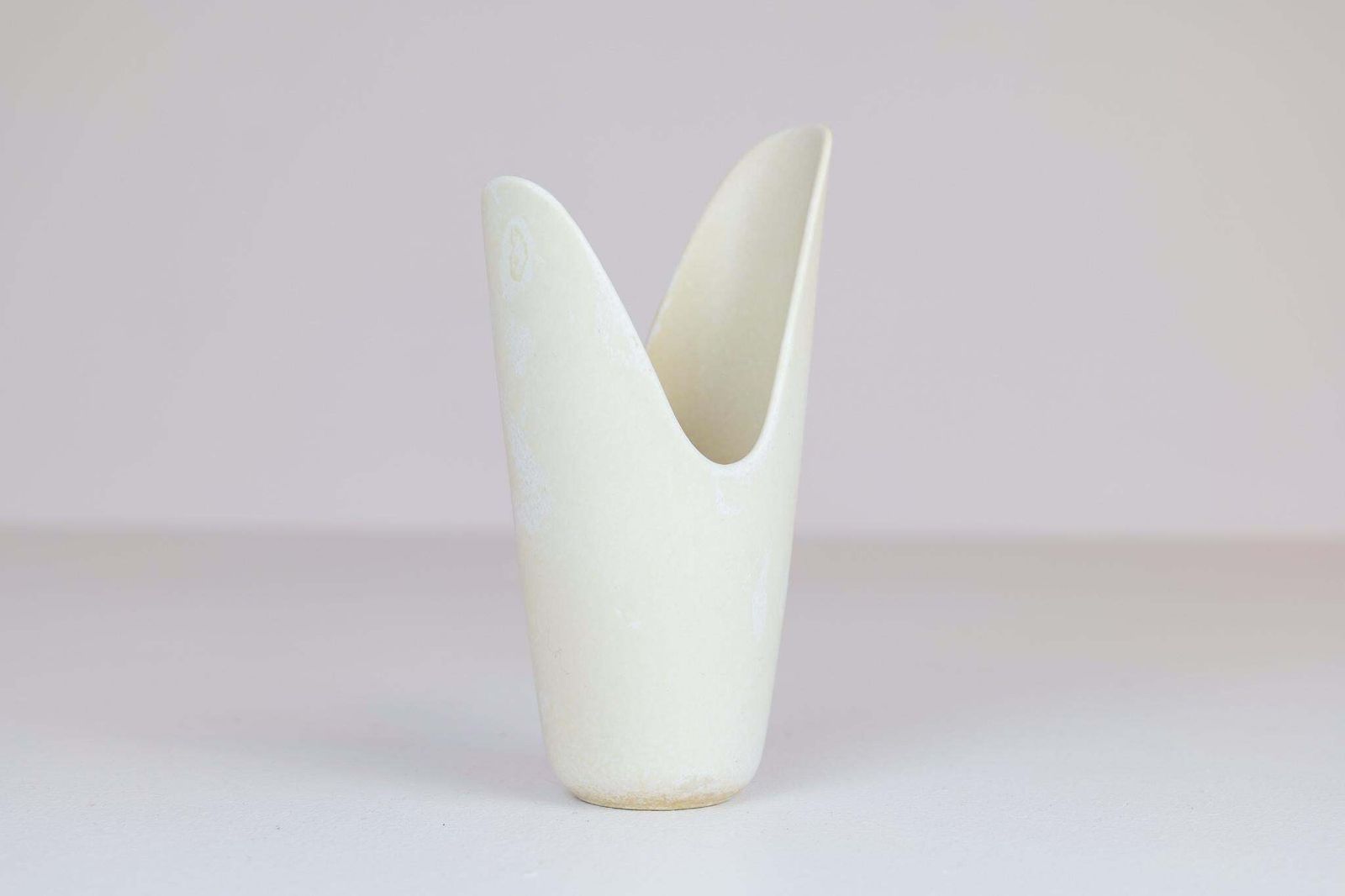 Midcentury Modern White "Pike Mouth" Vase Rörstrand By Gunnar Nylund, Sweden photo vintage