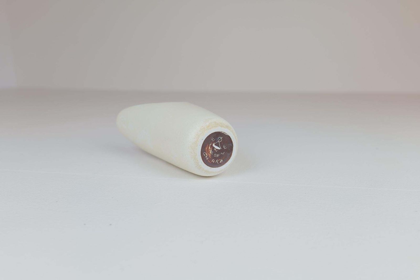 photo vinterior Midcentury Modern White "Pike Mouth" Vase Rörstrand By Gunnar Nylund, Sweden