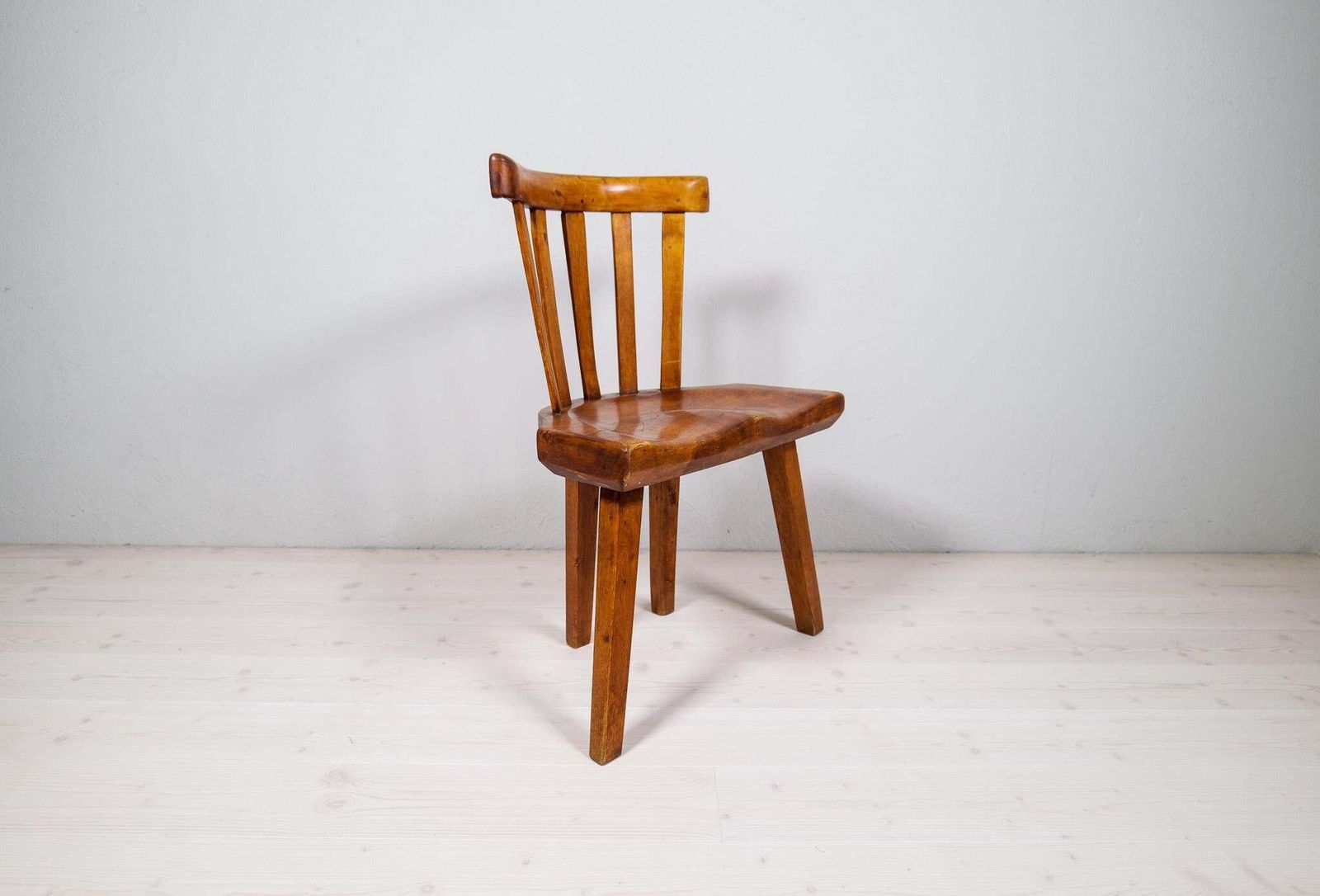 photo vintage 19th Century Swedish Folk Art Chair In Higly Decorative Shapes