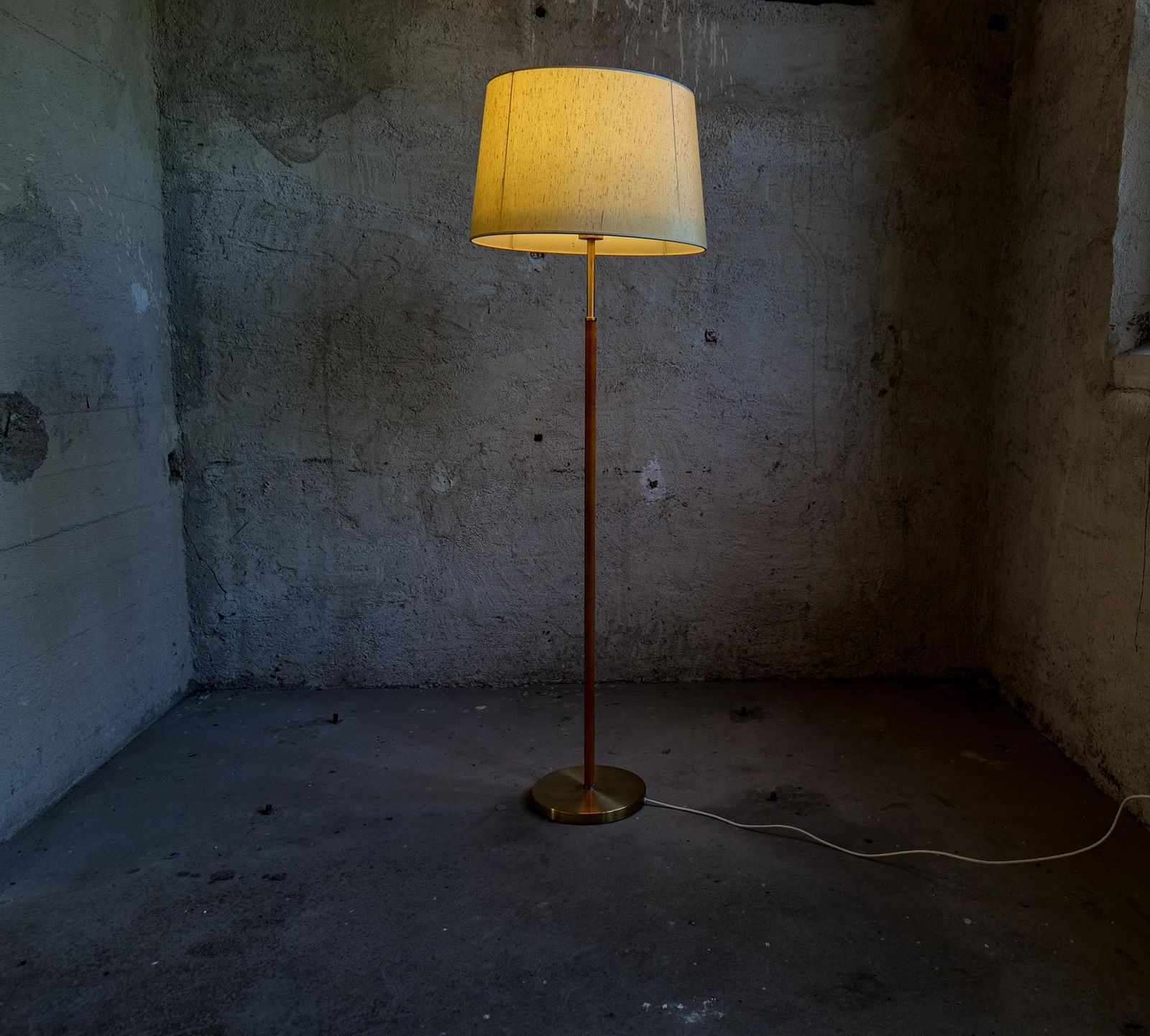 photo vintage Midcentury Modern Leather Brass Floor Lamp Atelje Lyktan, Sweden