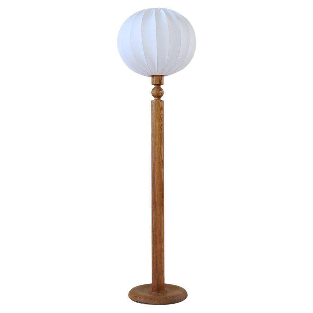 Scandinavian Modern Sculptural Floor Lamp In Pine Uno Kristiansson, Sweden 1970s