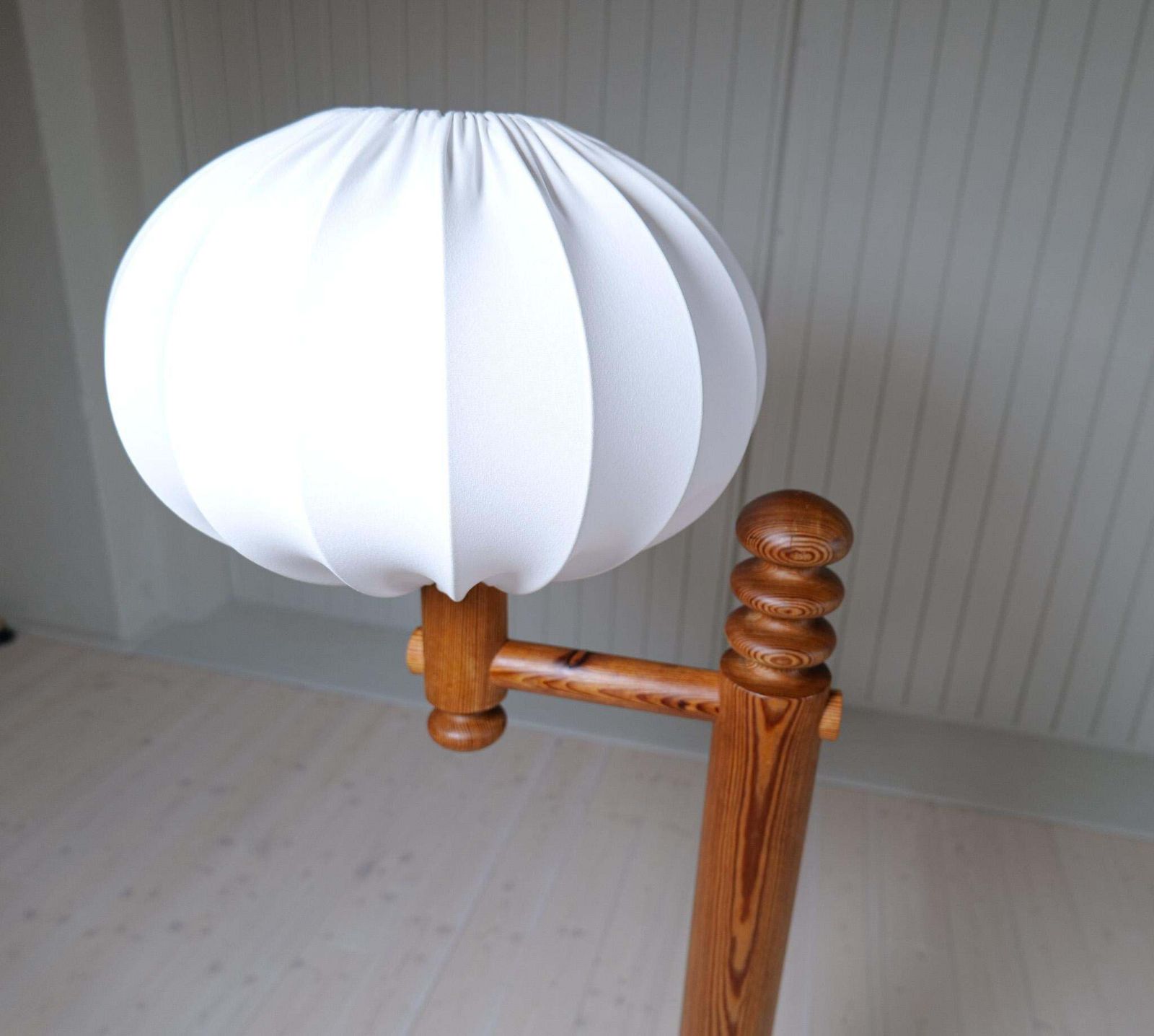 Scandinavian Modern Sculptural Floor Lamp In Pine Uno Kristiansson, Sweden 1970s photo vinterior