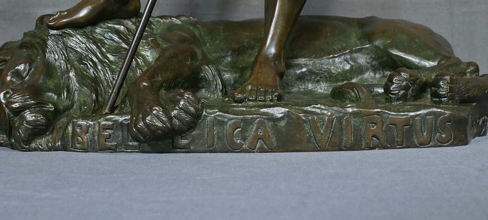 photo vinterior Important Bronze “The Lion Hunter” By H. Fugère – Late 19th Century