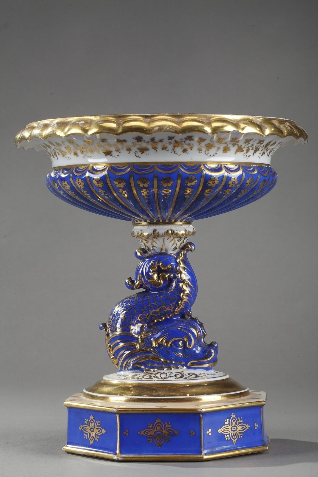 Plat de service du milieu du XIXe siècle en porcelaine polychrome au dauphin