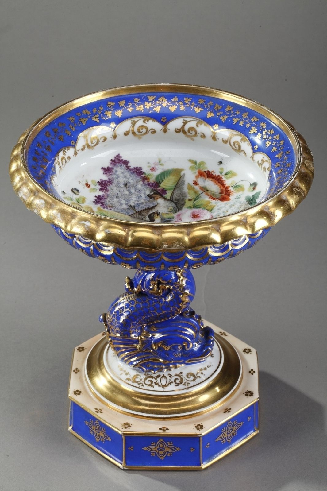 Plat de service du milieu du XIXe siècle en porcelaine polychrome au dauphin photo furniture