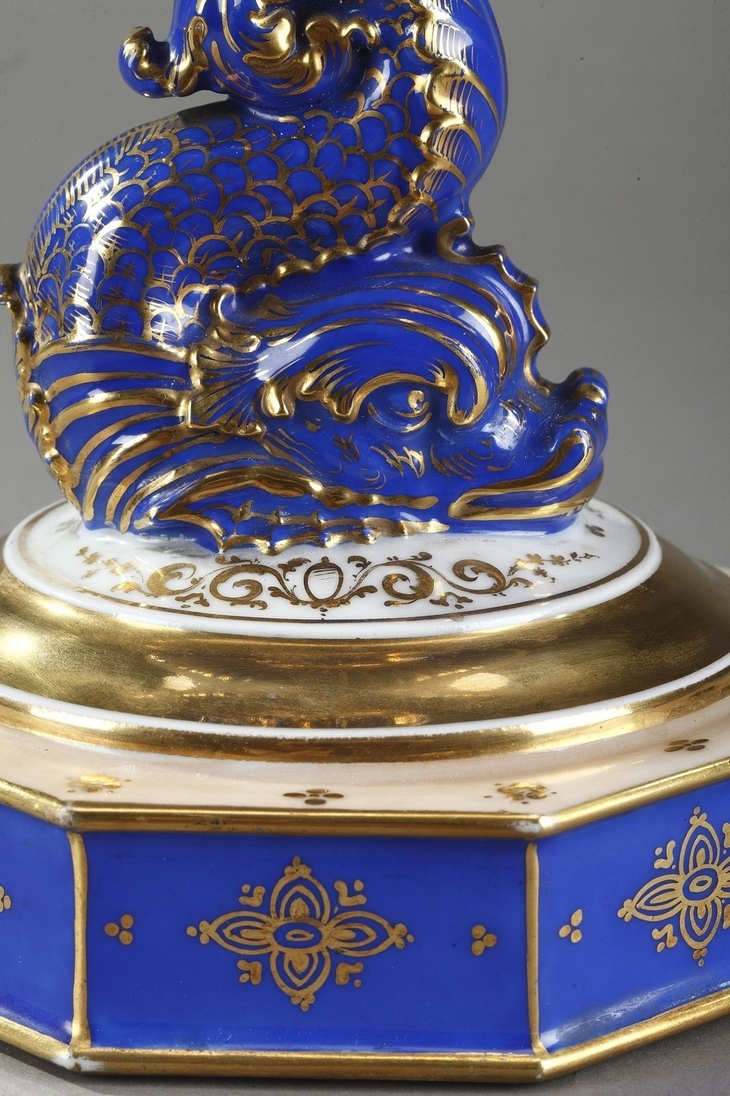 Plat de service du milieu du XIXe siècle en porcelaine polychrome au dauphin photo buy