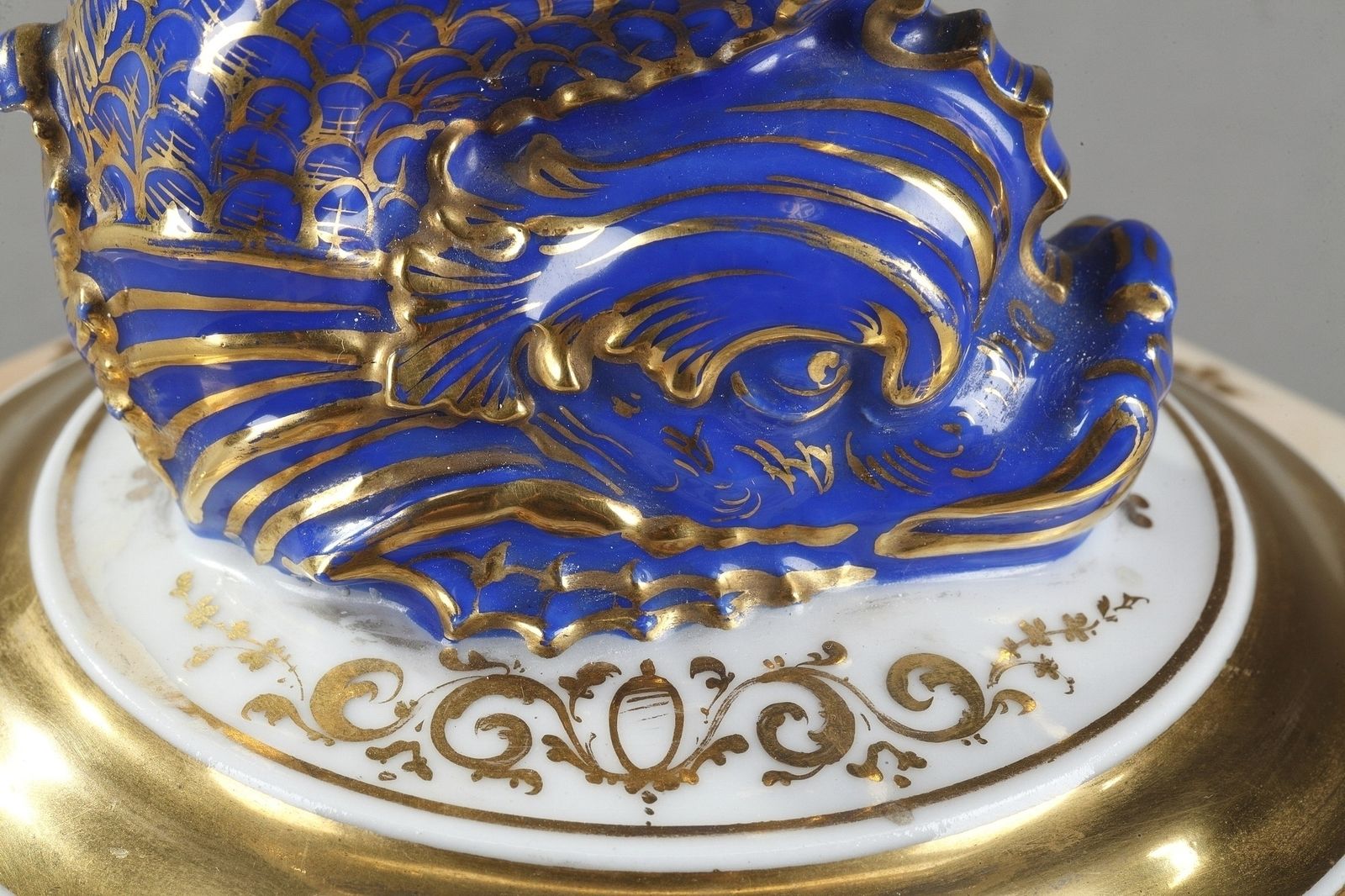 Plat de service du milieu du XIXe siècle en porcelaine polychrome au dauphin photo vintage