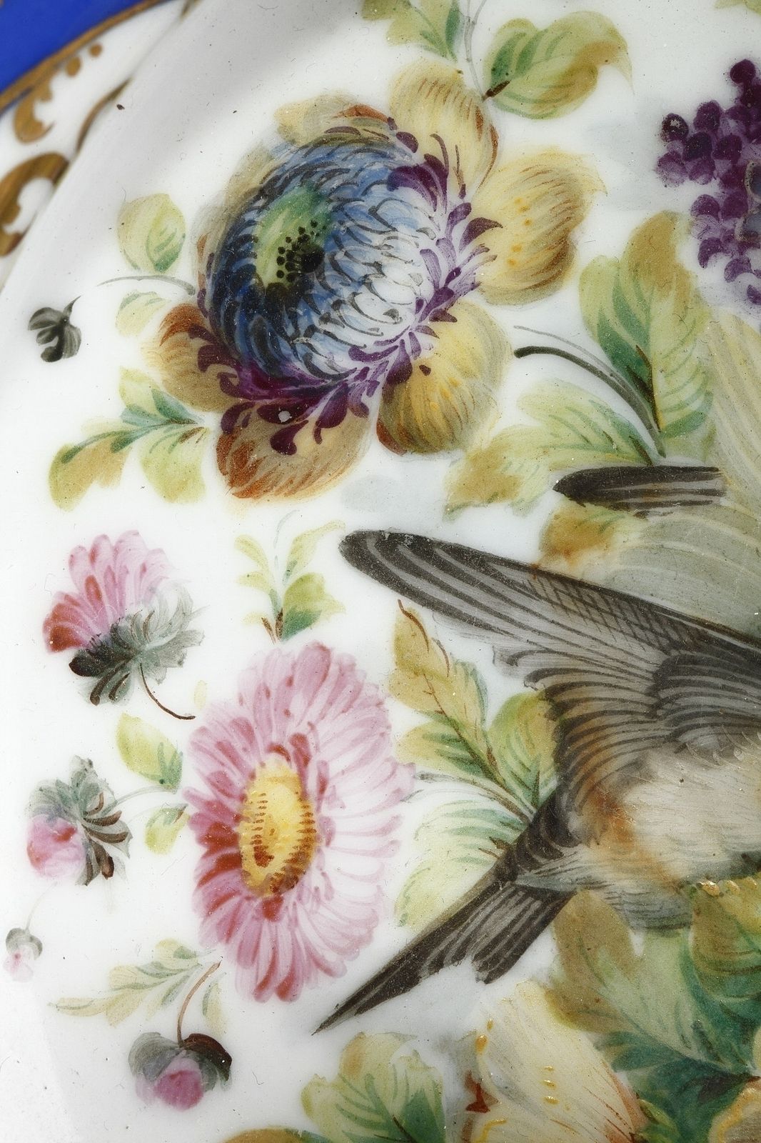 photo vintage Plat de service du milieu du XIXe siècle en porcelaine polychrome au dauphin