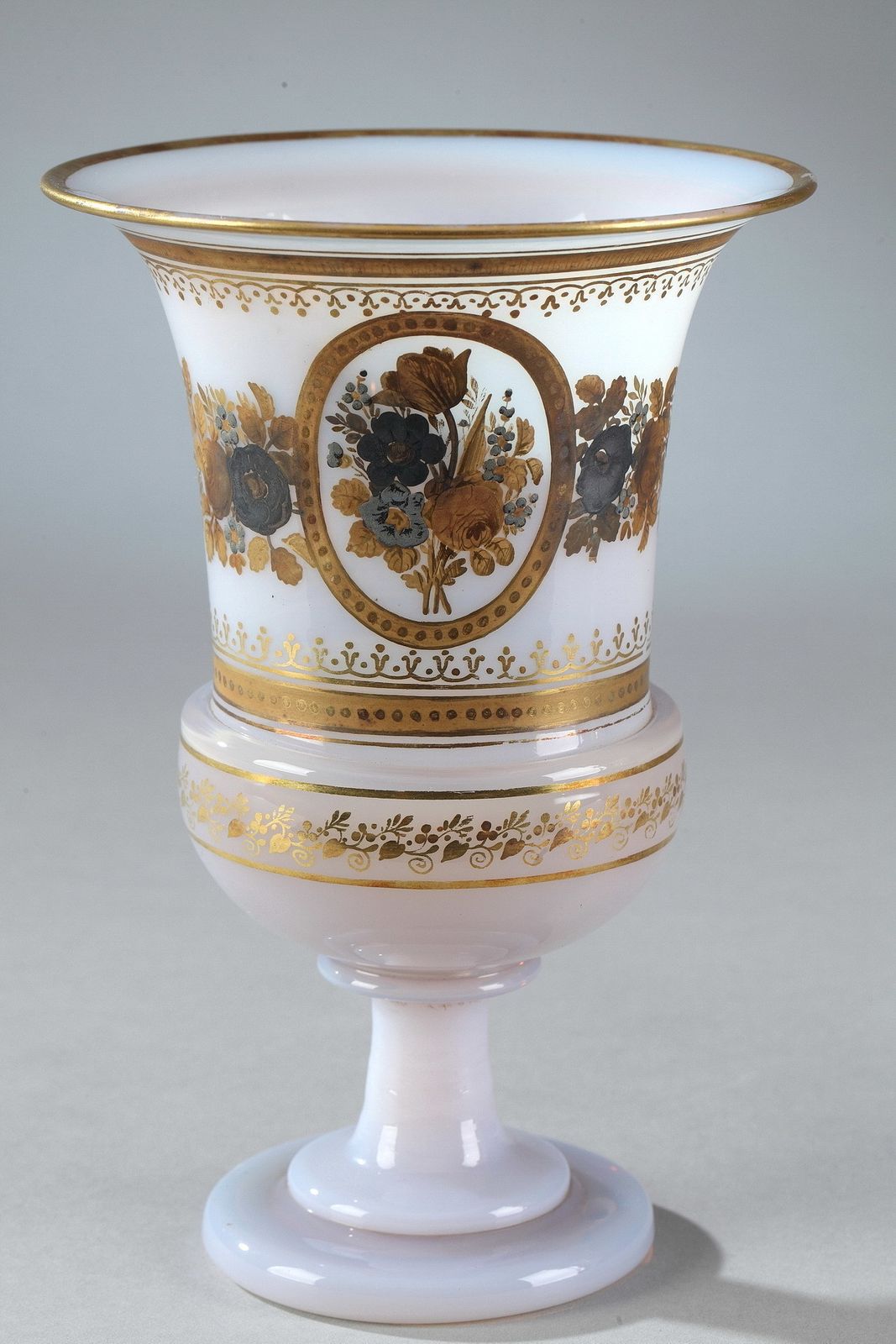 Paar Medici-vazen in witte opaal door Jean Baptiste Desvignes photo Woonaccessoires
