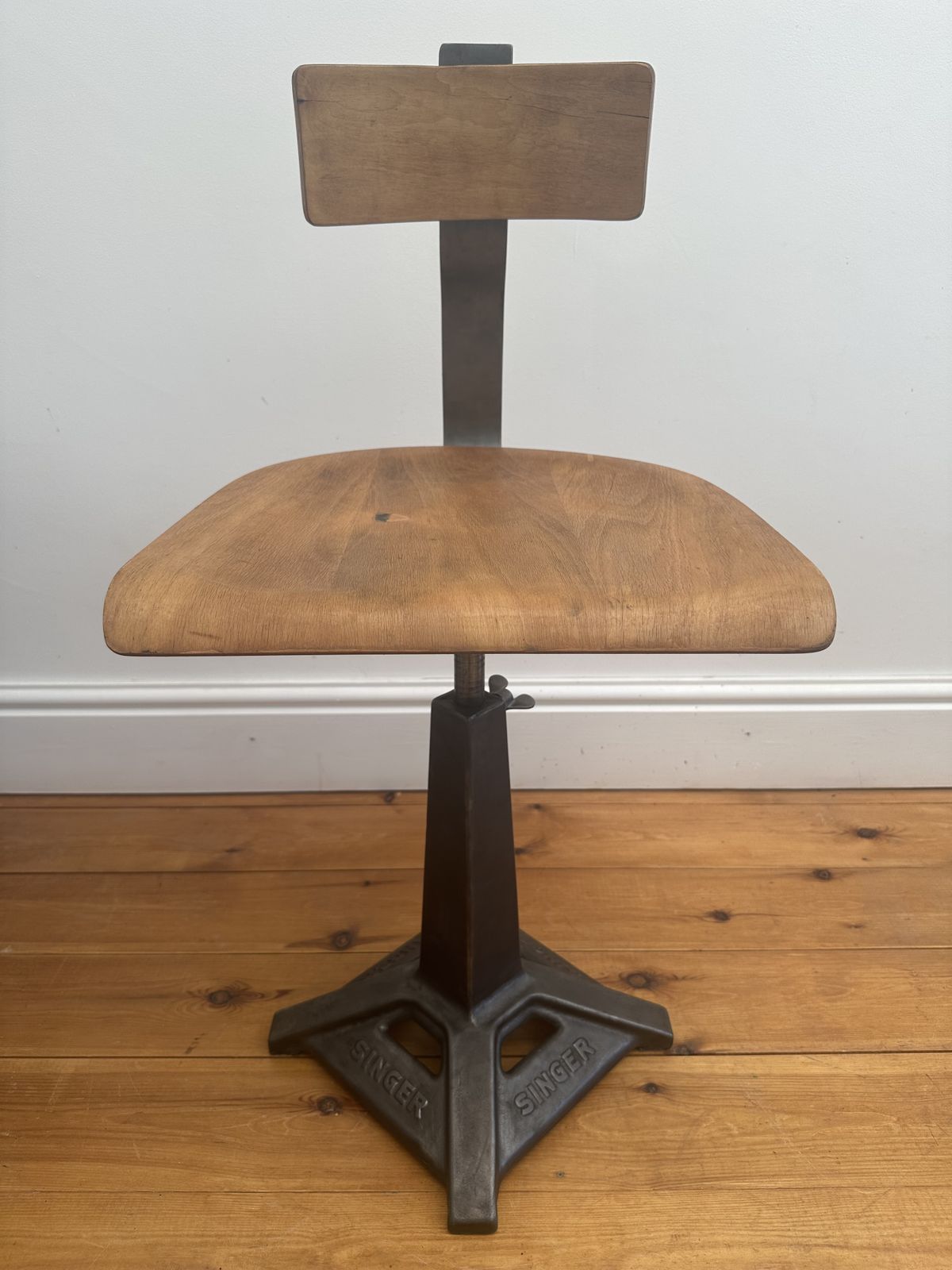 photo vintage Set Of 6 Newly Refurbished Singer Sewing Machinist Chairs