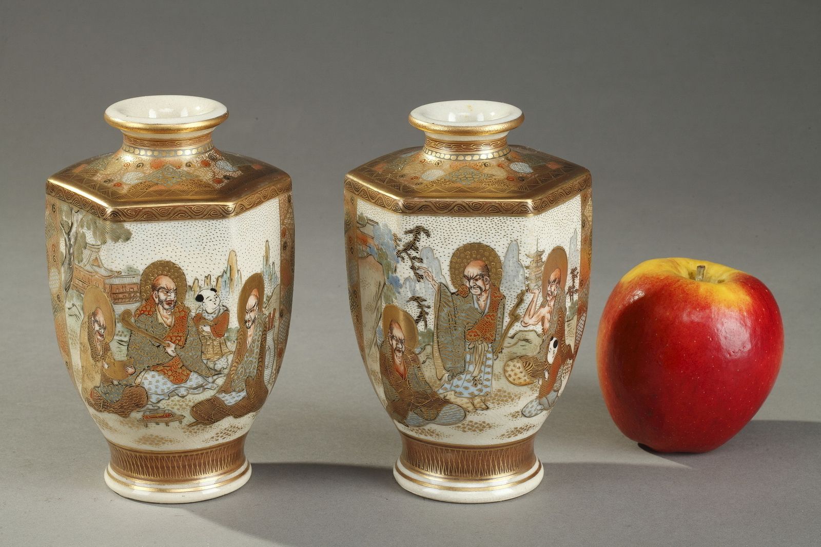 Paire de petits vases Satsuma japonais en porcelaine, XXe siècle photo furniture