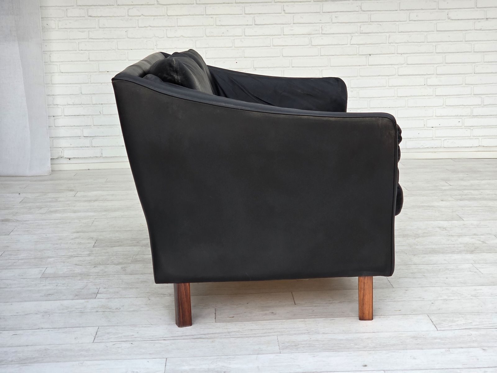 photo for sale Deens 2 Zitsbank, Ca. Jaren 1970. Zwart Meubelleer, Teakhouten Poten.