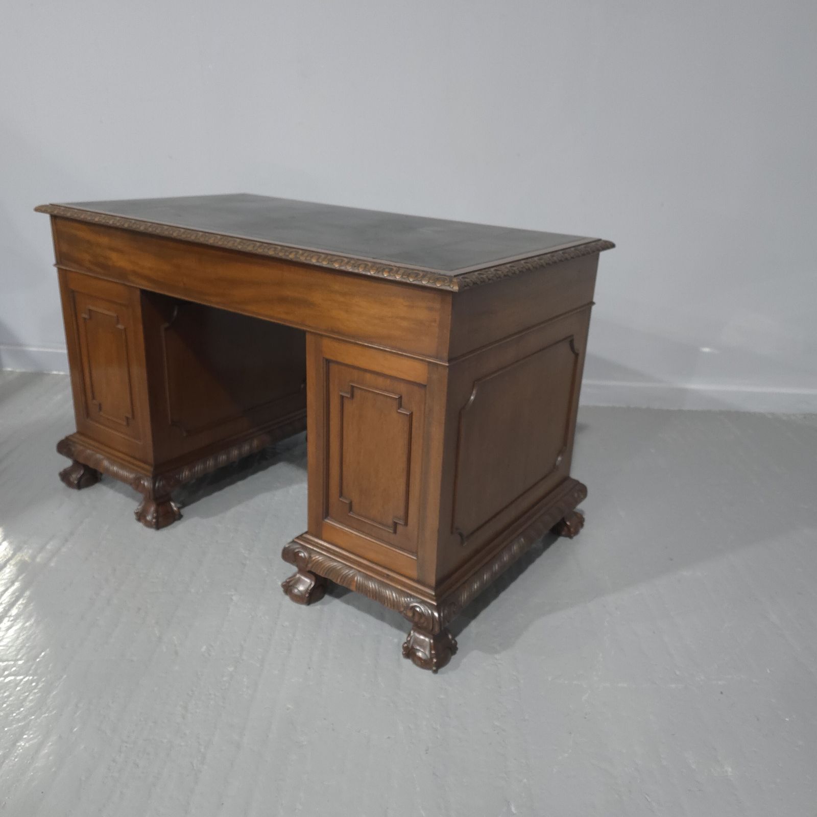 photo vinterior Fabulous Mahogany Pedestal Desk