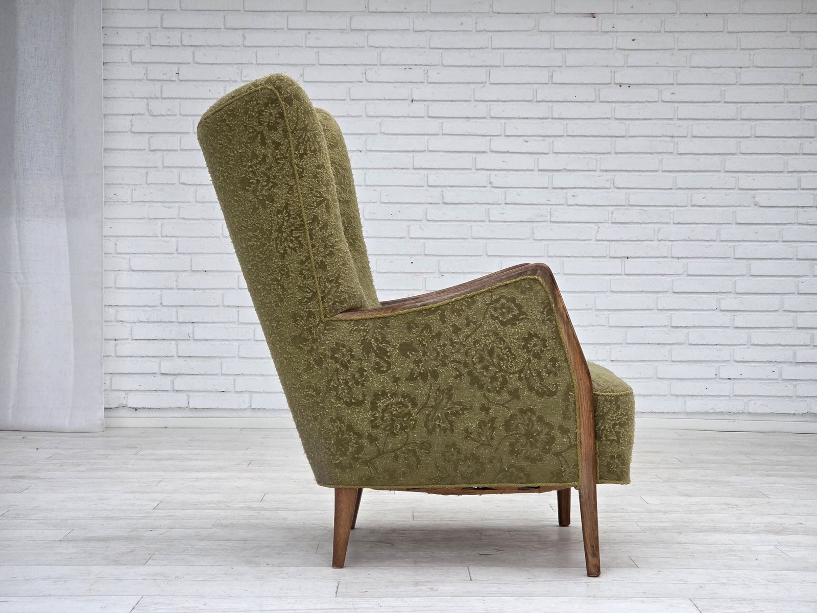 photo vintage Ca. Jaren 1960, Deense Fauteuil, Groen Meubelvelours, Essenhout.