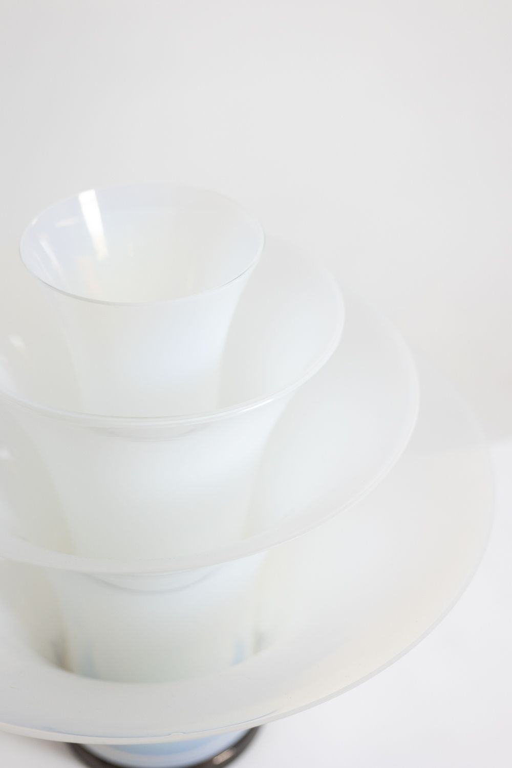 “Petal” Lamp In White And Bluish Opalescent Glass. 21st Century. photo vinterior