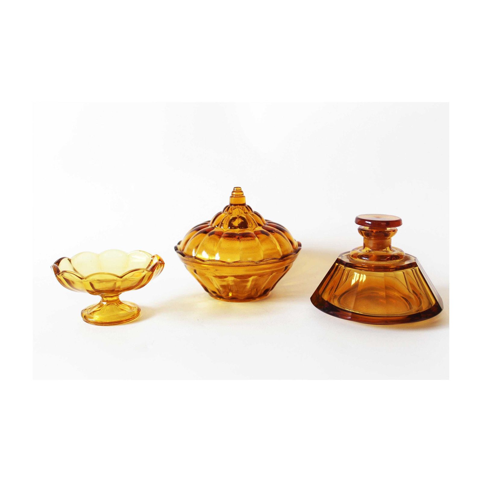 Set Van 3 Art Deco Amber Kristal  En Glaswerk Voor De Kaptafel, Val Saint Lambert Luxval Klein Schaaltje, Belgisch Schaaltje Met Deksel, Kristallen Parfumfles