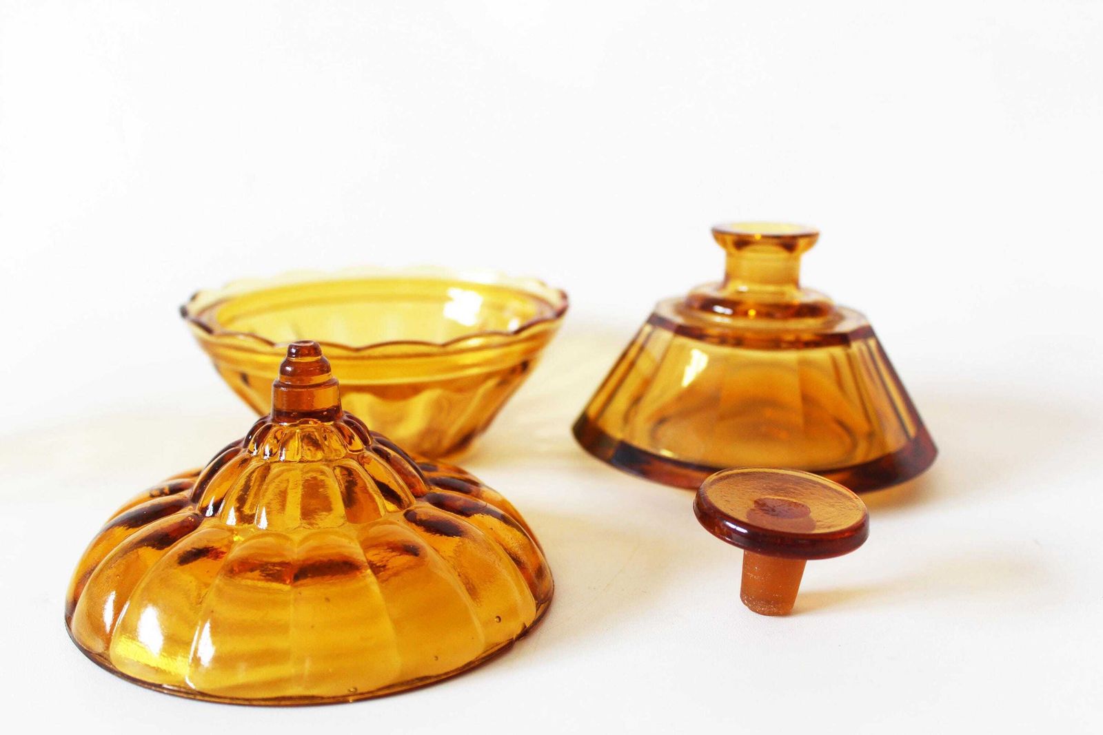 Set Van 3 Art Deco Amber Kristal  En Glaswerk Voor De Kaptafel, Val Saint Lambert Luxval Klein Schaaltje, Belgisch Schaaltje Met Deksel, Kristallen Parfumfles photo 84.0