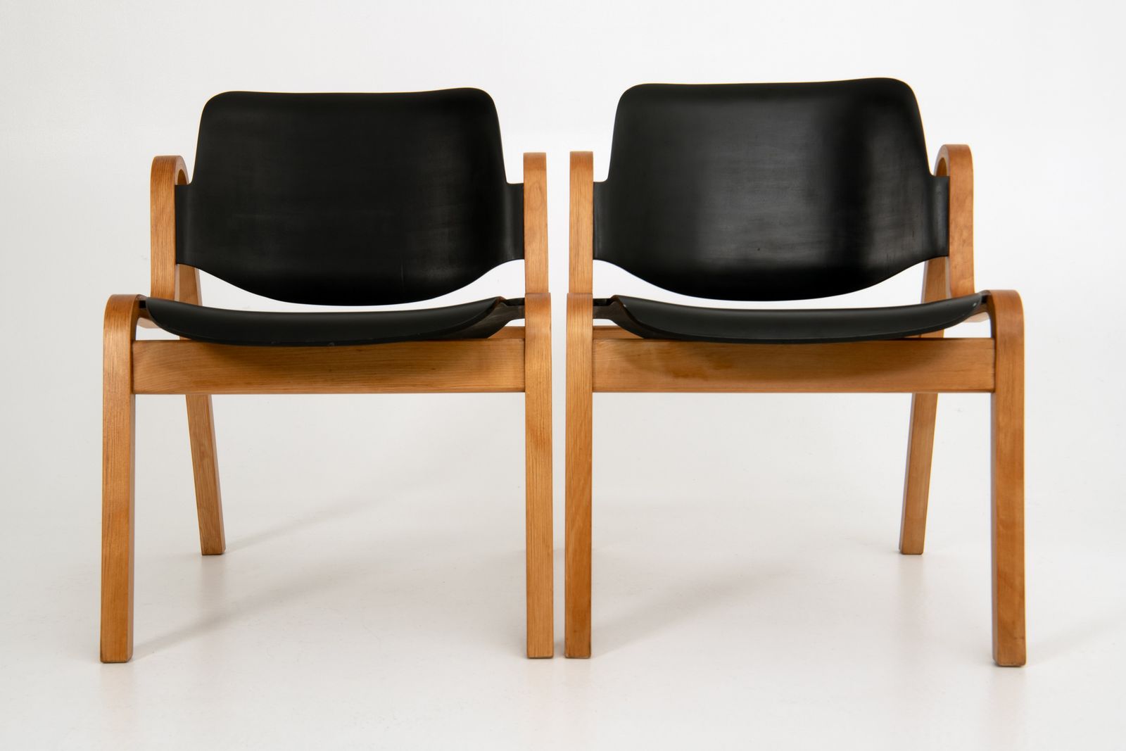 A Pair Of "Wilhelmina" Chairs   Ilmari Tapiovaara photo 4950.0