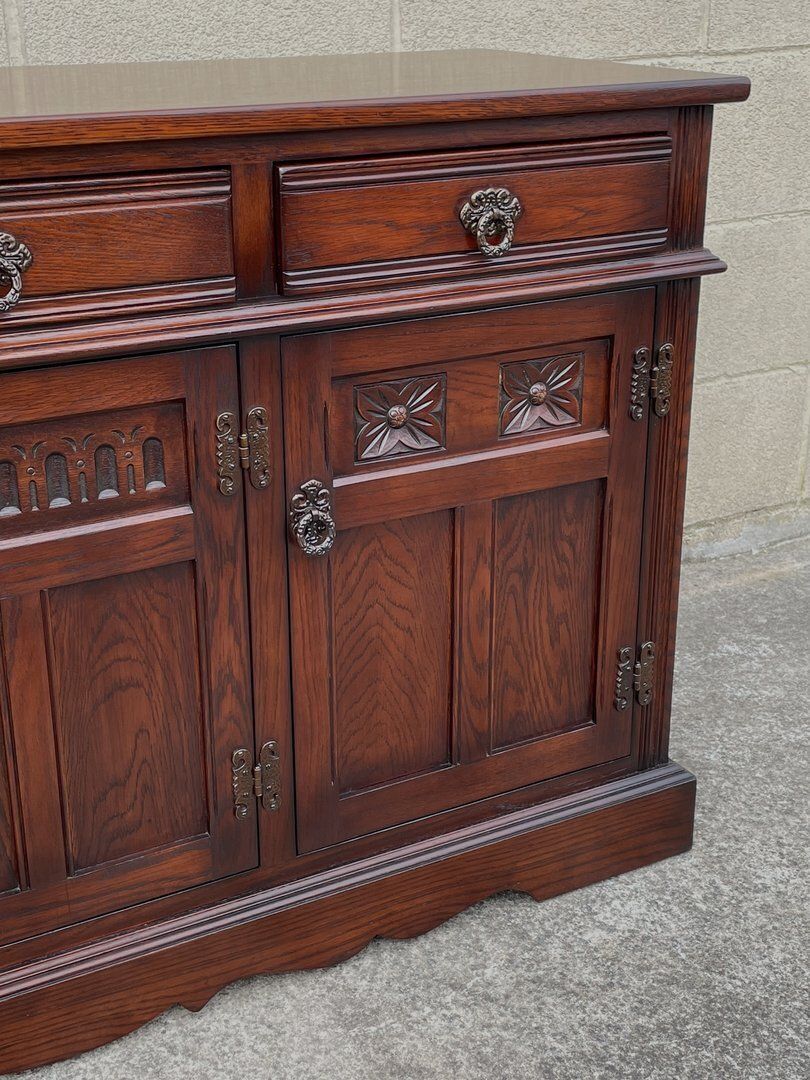 photo vintage A Wood Brothers Old Charm Tudor Brown Carved Oak Sideboard / Dresser Base / Cupboard / Cabinet