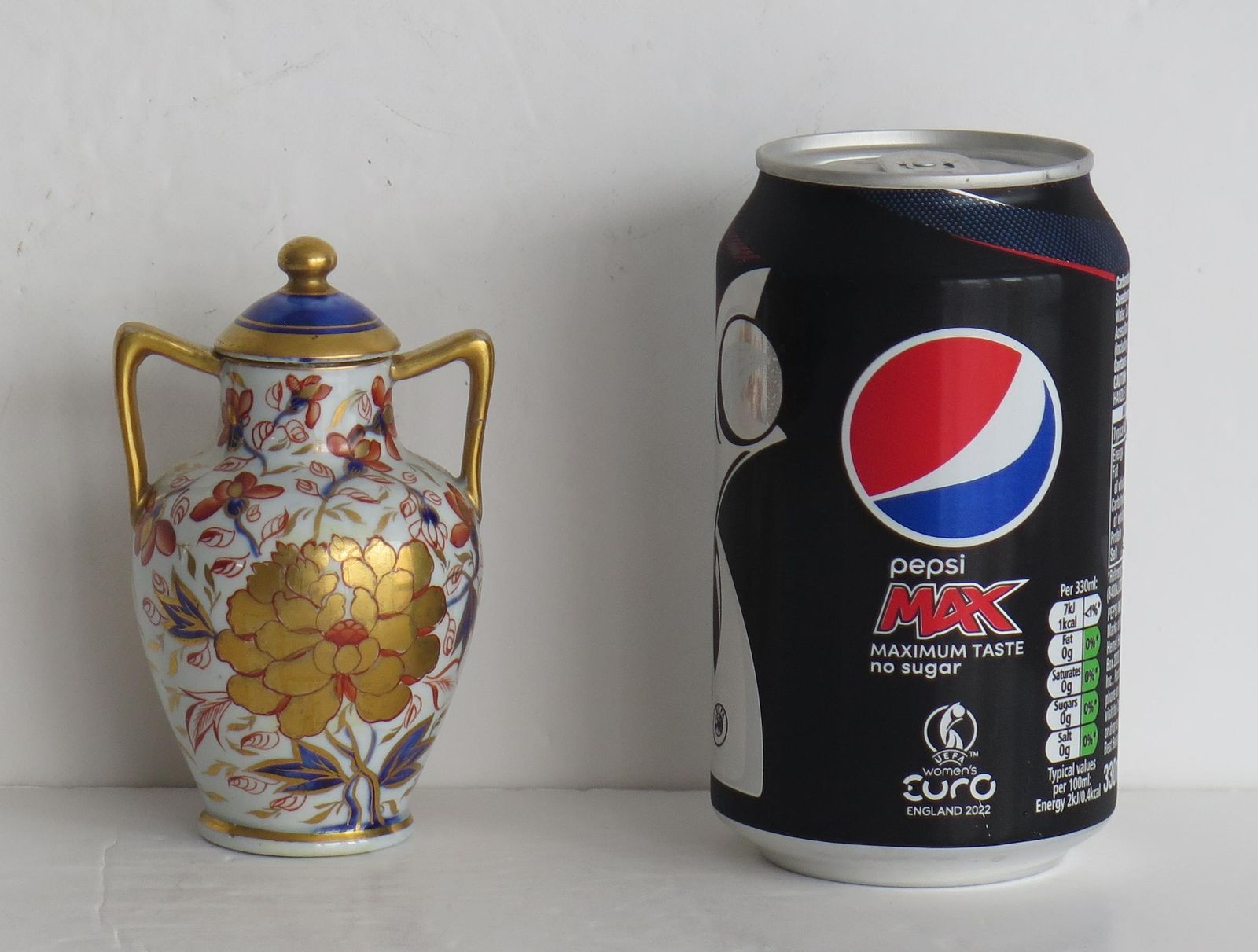 photo vinterior Rare Mason's Ironstone Miniature Lidded Urn In Gold Rose Japan Pattern, Circa 1820