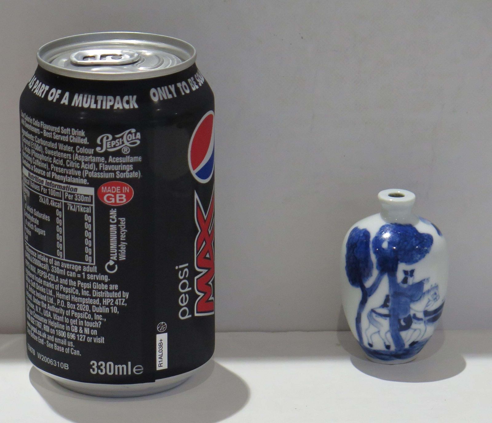 photo furniture 19th C Chinese Porcelain Snuff Bottle Blue & White Hand Painted, Qing Xianfeng