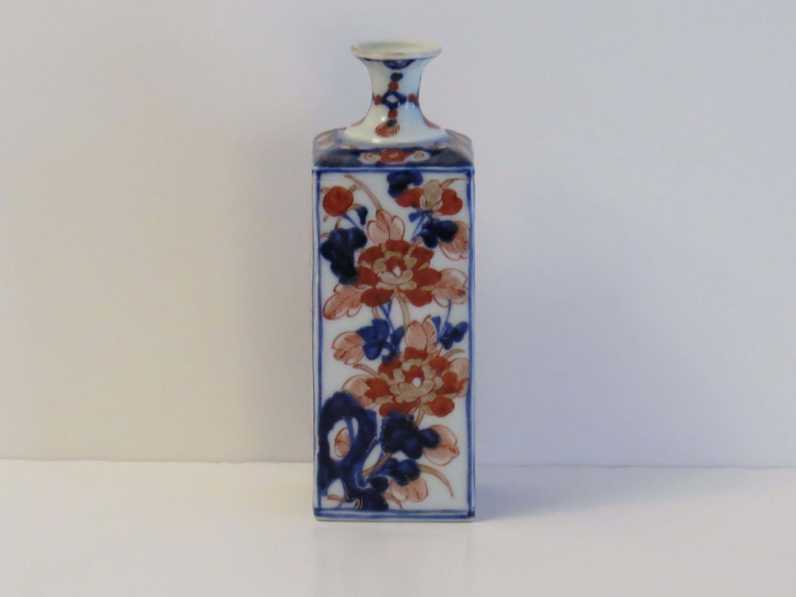 photo furniture 18thc. Chinese Export Porcelain Bottle Vase Hand Painted Imari, Qing Ca 1740