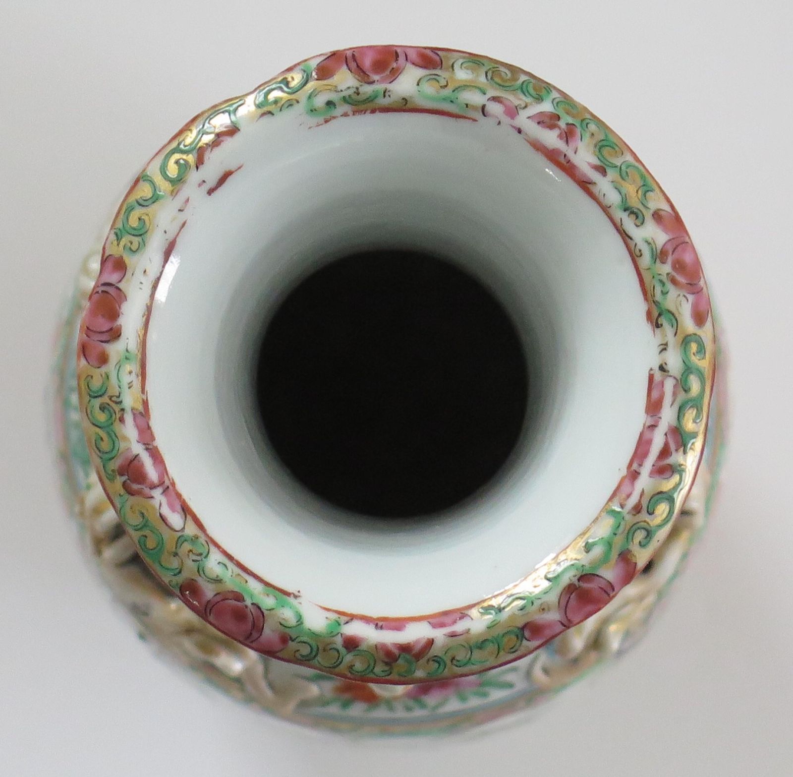 425.0 Antique Chinese Export Vase Canton Rose Medallion Porcelain, Qing Circa 1840 photo