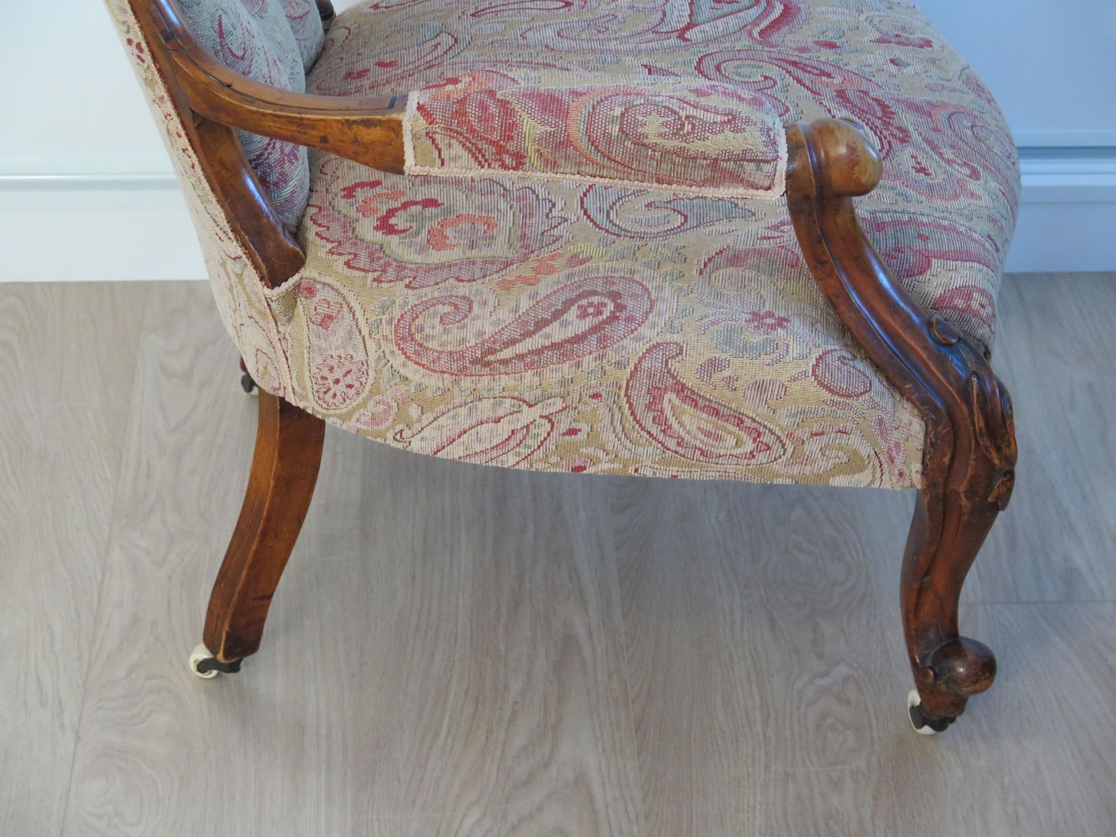 photo vintage Mid 19th Century Spoon Back Open Armchair Walnut, English Victorian Circa 1850