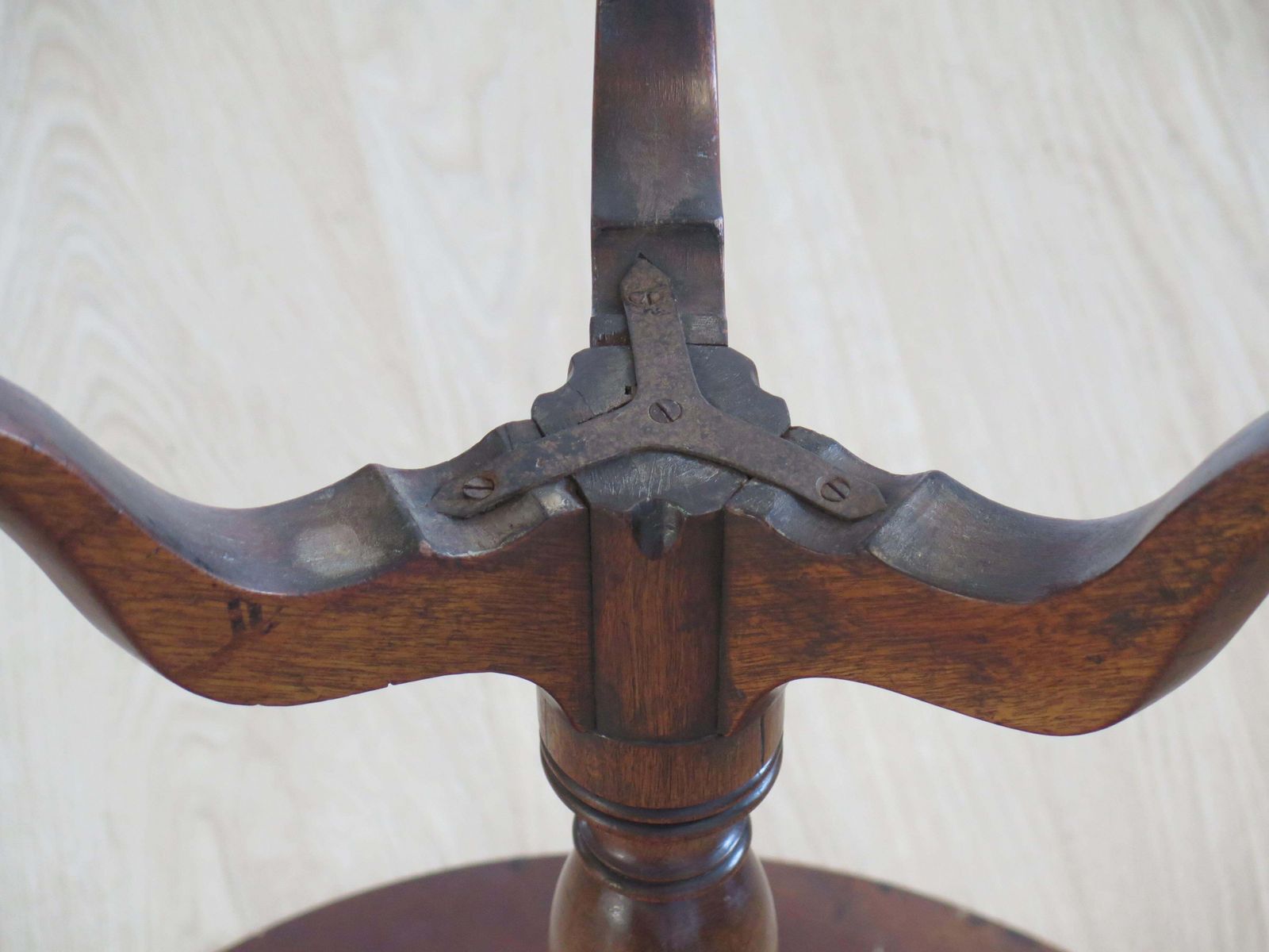 photo vintage Georgian Tripod Or Wine Table Tilt Top Vase Stem Solid Hardwood, Circa 1760