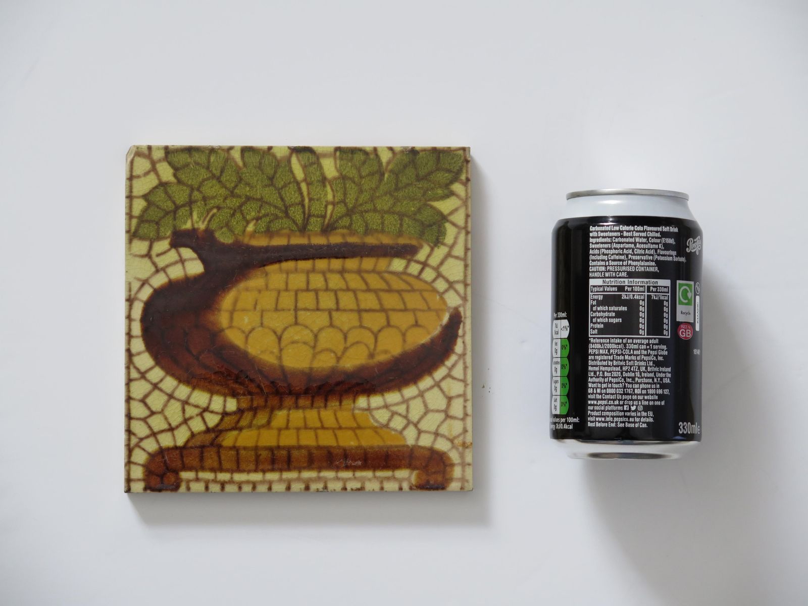 photo vinterior Set Of Six Ceramic Wall Tiles Pineapple Vase Pat'n 6 Inches Square,  Circa 1960