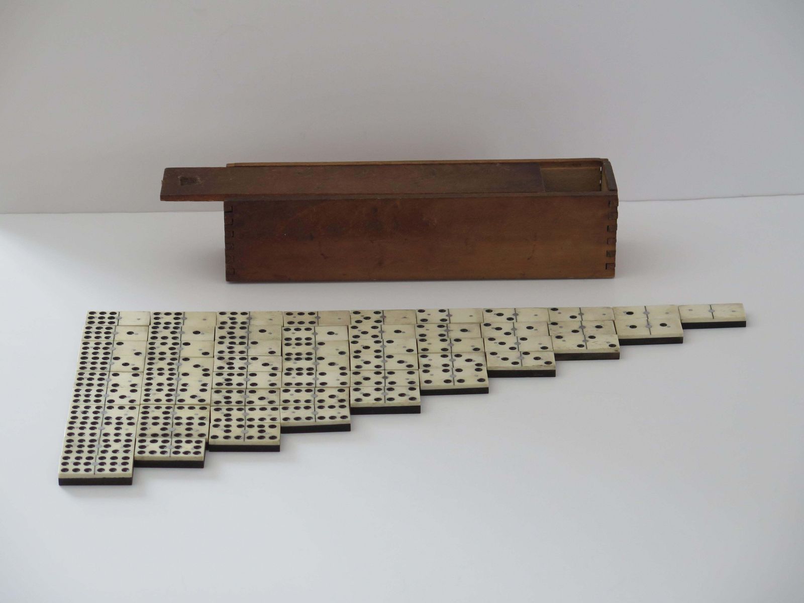 photo furniture Late 19th Century "9 Spot" Dominoe Game 55 Piece Set In Jointed Hardwood Box