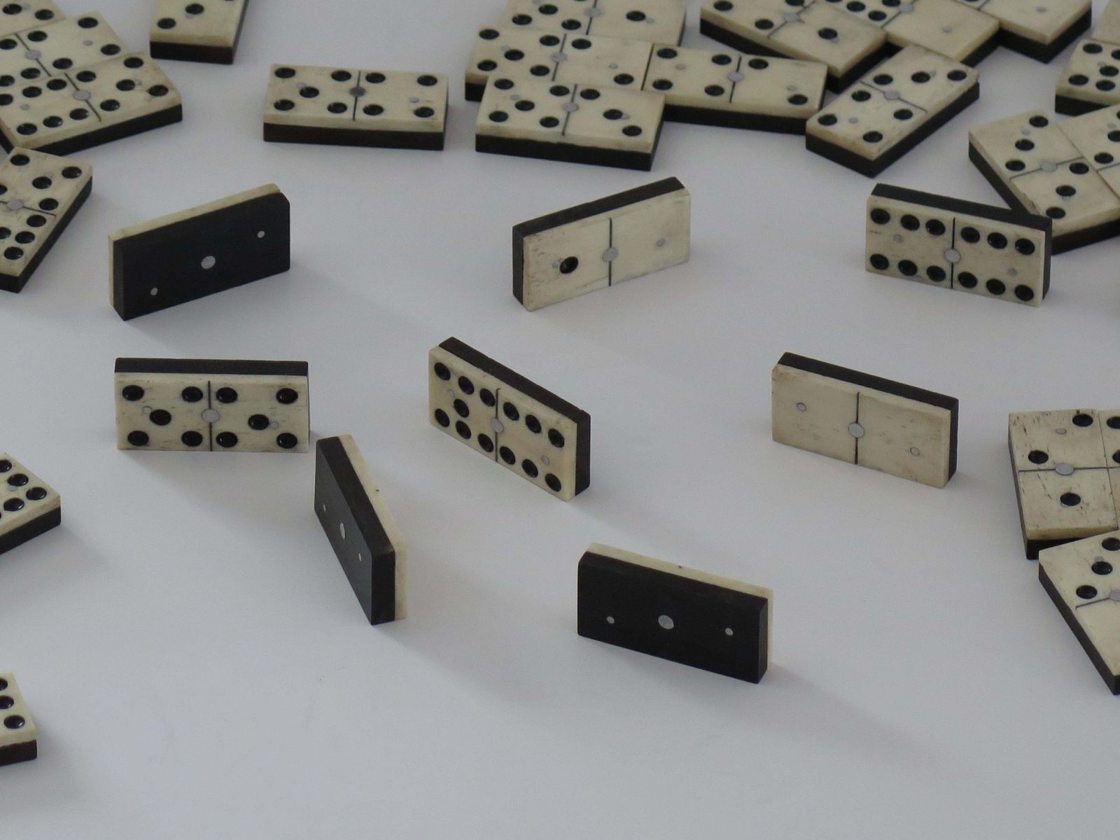 photo vinterior Late 19th Century "9 Spot" Dominoe Game 55 Piece Set In Jointed Hardwood Box