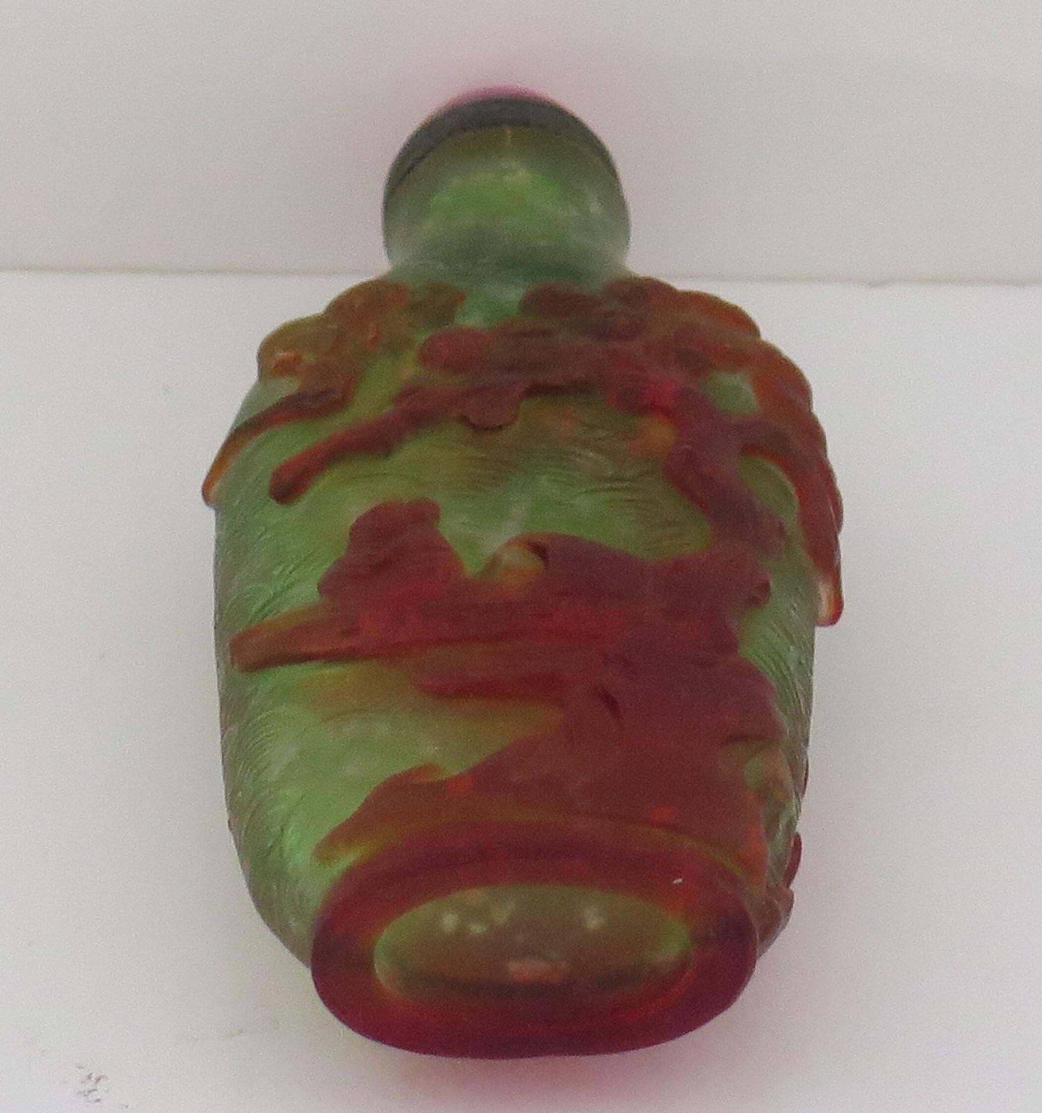 photo furniture Chinese Export Snuff Bottle In Overlay Cameo Glass Finely Carved, Circa 1920s