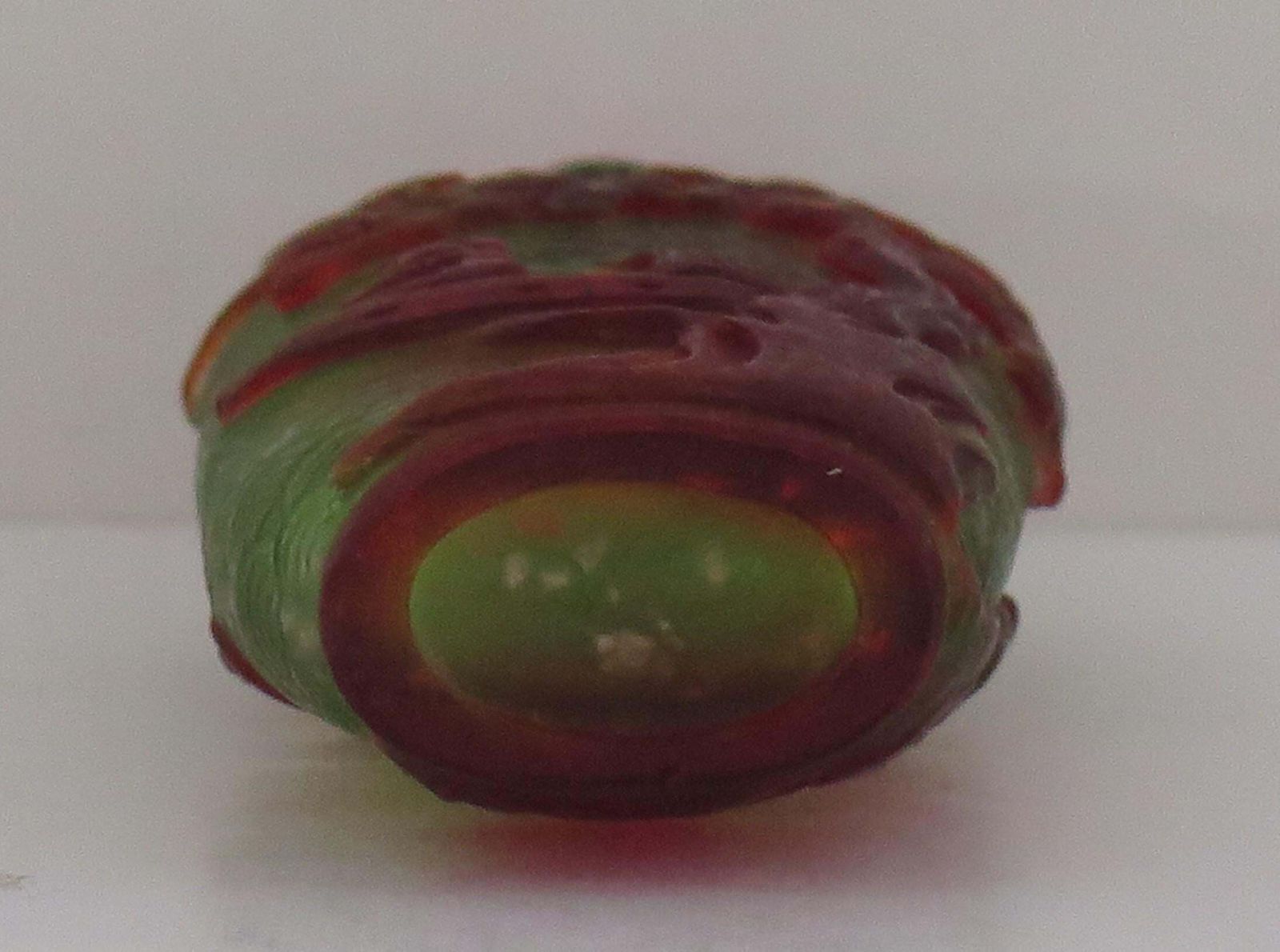 photo vinterior Chinese Export Snuff Bottle In Overlay Cameo Glass Finely Carved, Circa 1920s