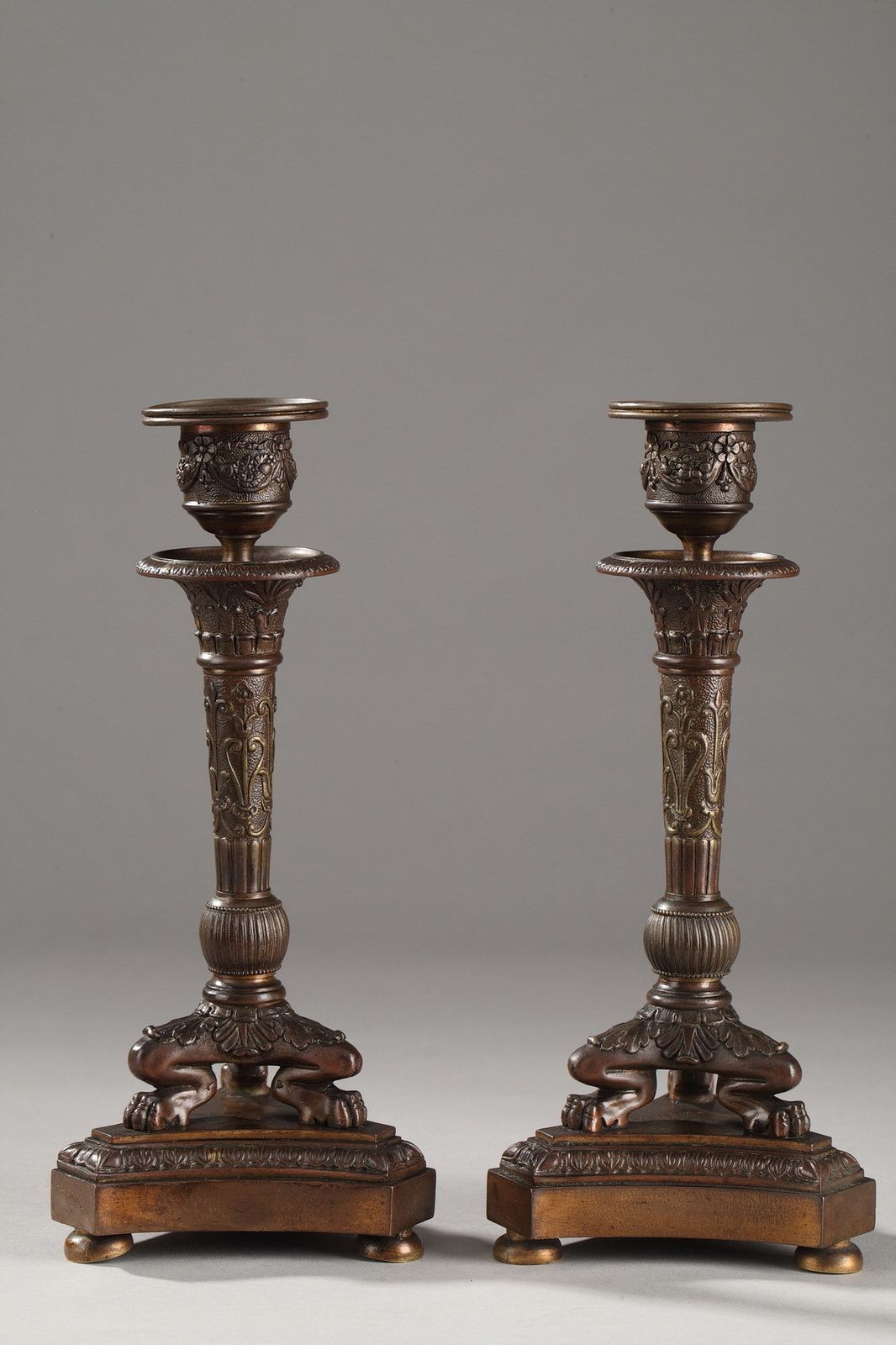 Gepatineerde bronzen kandelaars – Restauratiestijl photo furniture