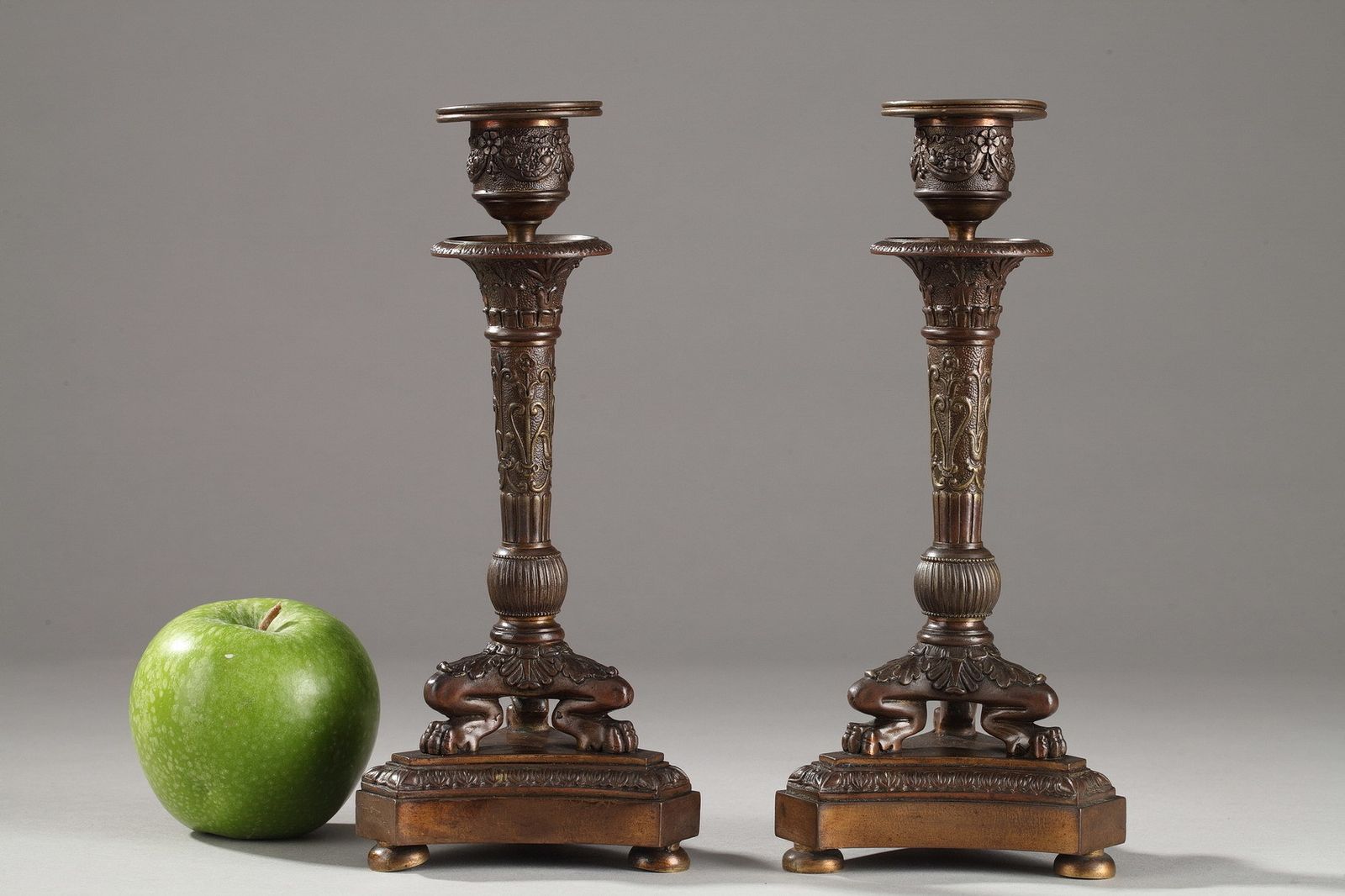 Gepatineerde bronzen kandelaars – Restauratiestijl photo for sale