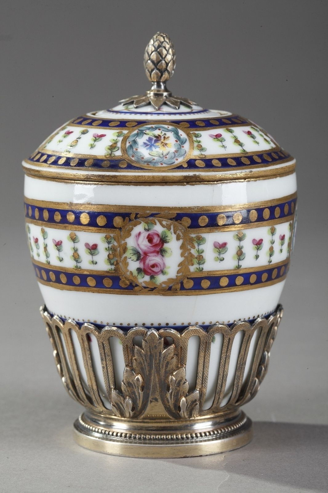 Petit encrier d'époque en porcelaine et vermeil de style Sèvres