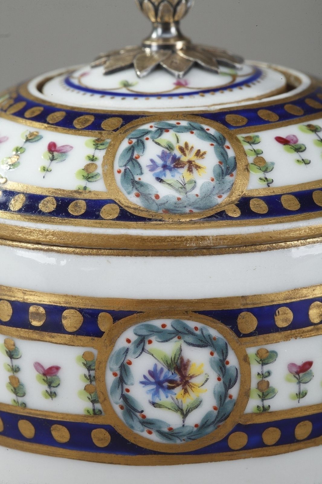 Petit encrier d'époque en porcelaine et vermeil de style Sèvres photo vinterior