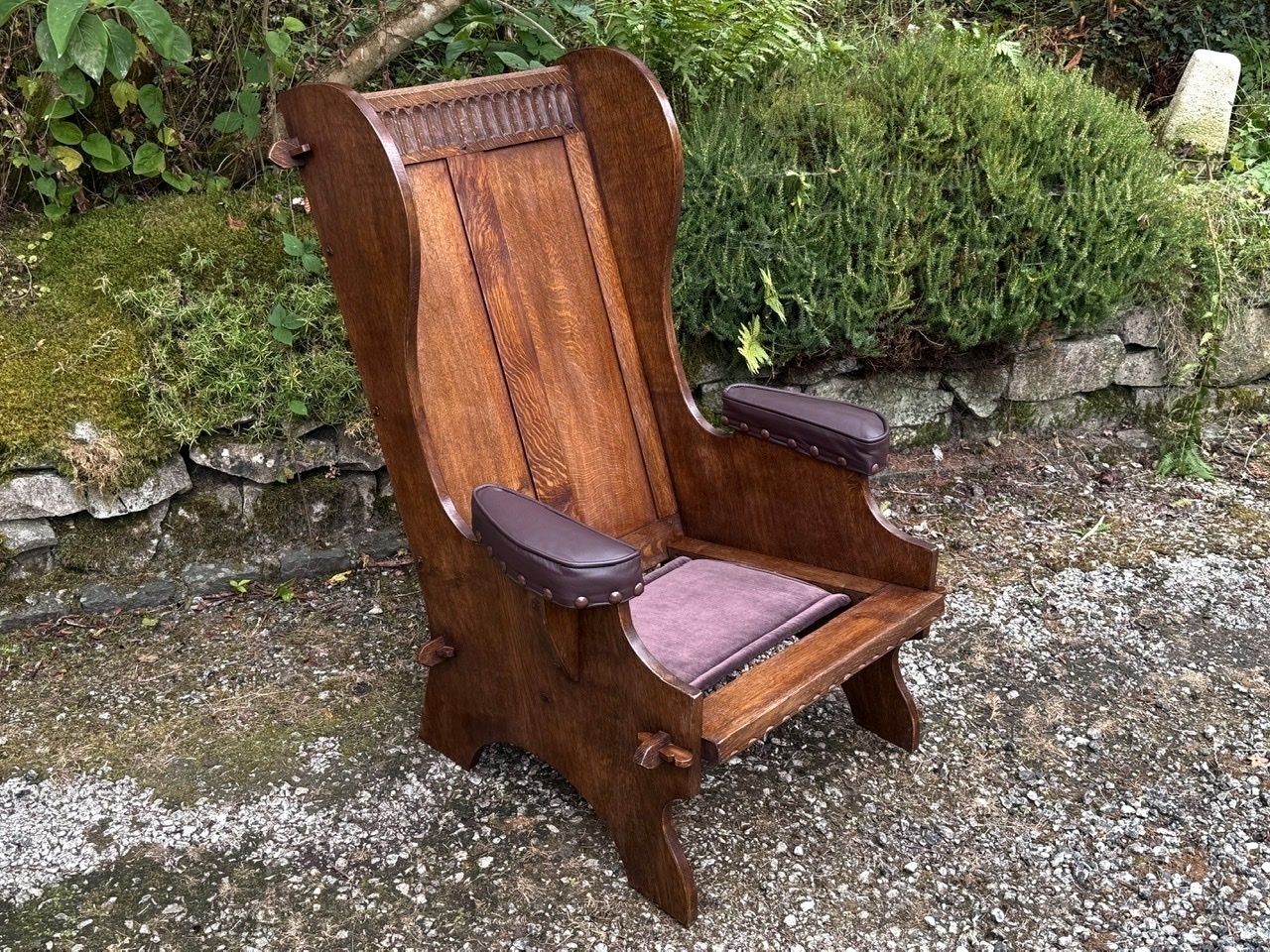 photo vintage A Nigel Rupert Griffiths Monastic Carved Oak Leather Fireside Chair / Armchair