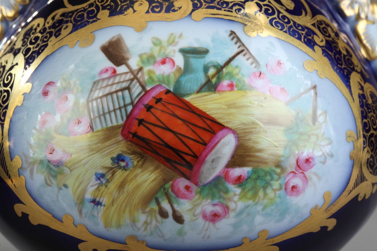 Paire de vases en porcelaine Valentine, milieu du XIXe siècle photo Décoration