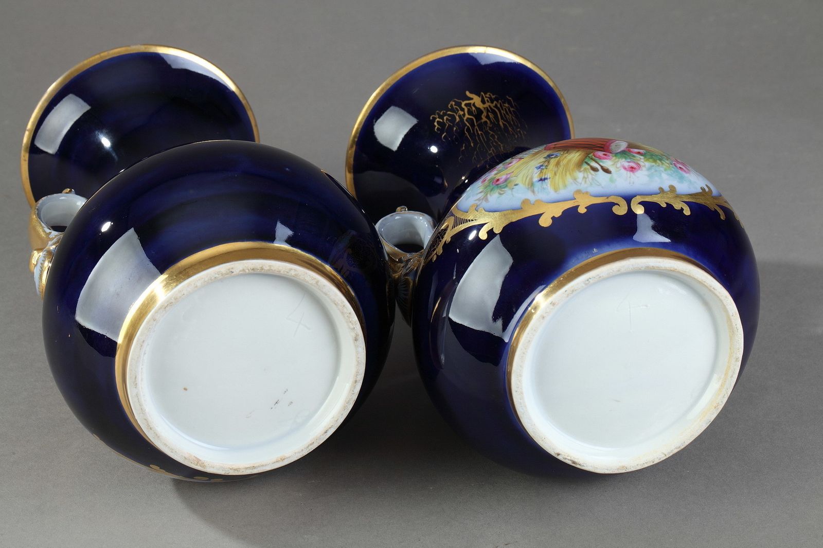 photo buy Paire de vases en porcelaine Valentine, milieu du XIXe siècle