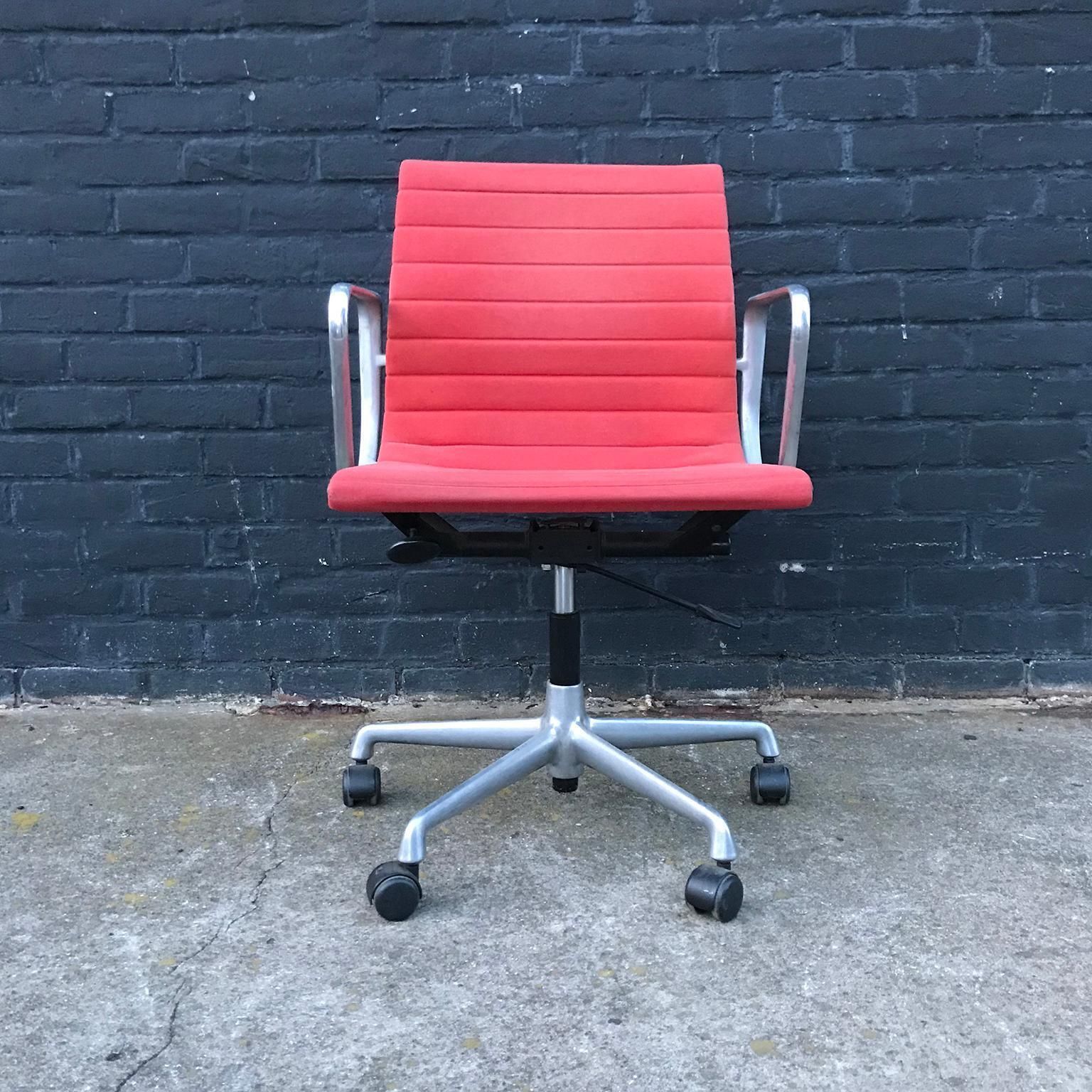 1958, Ray And Charles Eames Red Adjustable Tilt Office Chair With Five Wheels photo vinterior